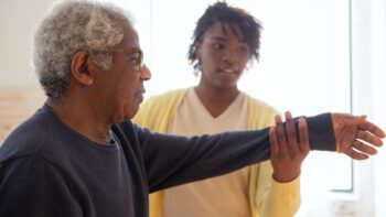 O que faz um cuidador de idosos?